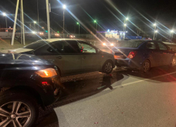 Воронежец, устроивший тройную аварию, скрылся с места ДТП и теперь его ищет полиция 