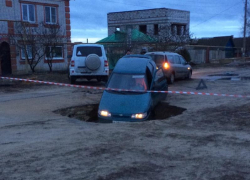 Гигантская яма пыталась поглотить машину с людьми в Воронежской области
