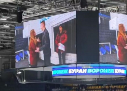 Предложение руки и сердца во время хоккейного матча «Бурана» попало на видео в Воронеже