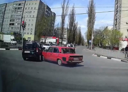 Момент ДТП с «Красным мстителем» попал на видео в Воронеже