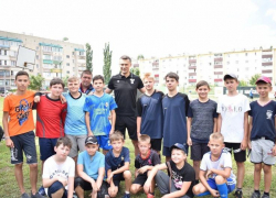 Василий Казарцев провел серию матчей по футболу для воронежских детей