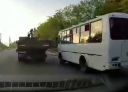 Безумство на дороге устроили автобус с людьми и грузовик в Воронеже