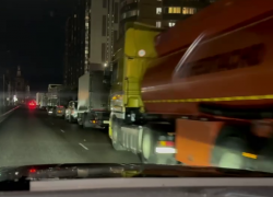 Фуры оккупировали новую дорогу в воронежском Шилово