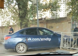 В Воронеже легковушка "нырнула" под металлический забор