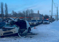 Неопытный водитель на иномарке влетел в столб в Воронеже 