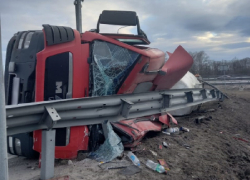 Опубликовано фото перевернувшегося грузовика на М-4 «Дон» под Воронежем 