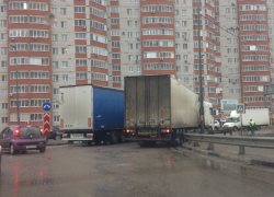 В воронежском микрорайоне Кресты столкнувшиеся фуры перегородили дорогу