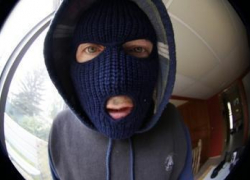 Двое мужчин и женщин отобрали у воронежских пенсионеров 94 тысячи рублей