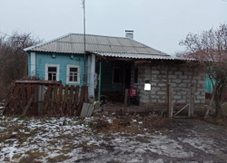 Следователи показали снимки дома под Воронежем, где обгорела 11-месячная девочка 