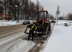 Дополнительную спецтехнику вывели на улицы Воронежа для уборки снега