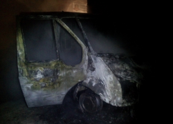 В Воронеже за 15 минут сгорел микроавтобус 