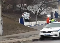 Необъяснимый результат ДТП с таксистом попал на видео в Воронеже