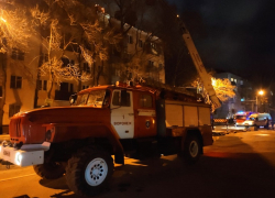 Пятиэтажку эвакуировали из-за мощного пожара в Воронеже