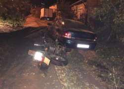 Мотоциклист врезался в бордюр, дерево и машину в Воронеже