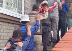 На видео попала вереница из задержанных мигрантов в селах под Воронежем