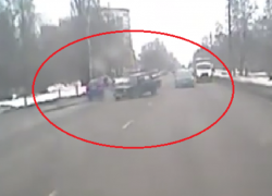  Абсурдный маневр водителя ВАЗ привел к ДТП и попал на видео в Воронеже 