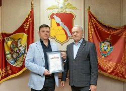 Легендарный начальник главка наградил директора «Горэлектросеть-Воронеж»