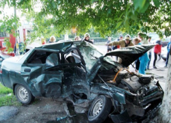 Водитель ВАЗа погиб столкнувшись с легковушкой и деревом в Воронеже