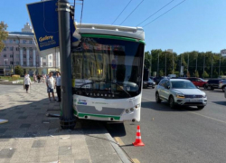 Пассажирский автобус въехал в столб у площади Ленина в Воронеже 