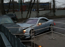 В Воронеже спорткар Mercedes протаранил припаркованный Porsche