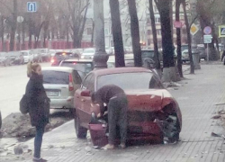 В Воронеже «голодная» иномарка вылетела на тротуар