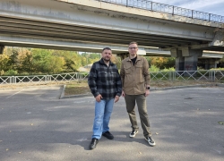 Камень упал с Северного моста и пробил лобовое: что делать и кто виноват