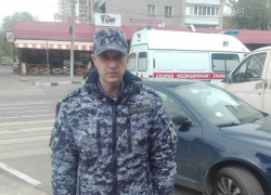 Росгвардеец помог справиться с внезапным приступом жителю Воронежа