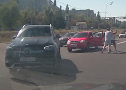 Драка воронежских автолюбителей на проезжей части попала в объектив камеры 