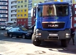 Мешавший мусоровозу автомобиль пострадал в микрорайоне Воронежа 