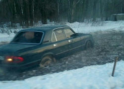«Волга» ушла под воду со льдом на дороге в Воронеже