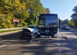 Пассажирку автобуса отправили в больницу после массового ДТП под Воронежем 