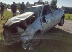Один погиб и двое пострадали в перевернувшейся «Приоре» в Воронежской области