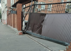 «Конфет не будет»: кондитерскую фабрику в центре Воронежа взяли на таран