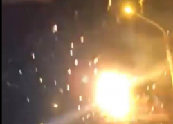 Горящие высоковольтные провода на дороге в Воронеже сняли на видео