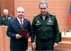 Министр обороны Сергей Шойгу наградил воронежского депутата Госдумы Сергея Гаврилова медалью участника военной операции в Сирии