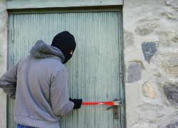 Ночью воронежец пытался проникнуть в торговый павильон 