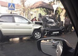 В Сети опубликовали снимки с места жесткого столкновения BMW и Lexus в Воронеже