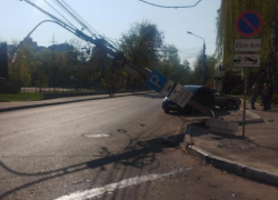 Утренняя авария таксиста со столбом перекрыла улицу в центре Воронежа 