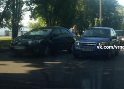 Две воронежские автомобилистки собрали огромную пробку на набережной из-за царапины