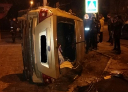 В Воронеже Ford на бешеной скорости протаранил забор и перевернулся 