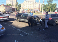 В центре Воронежа на Университетской площади автомобилист разбил шесть припаркованных машин