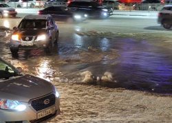 Из-за сбоя на насосной станции канализация затопила улицу Шишкова в Воронеже