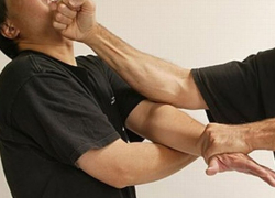 В Воронежской области перебранка случайных знакомых в кафе закончилась переломом челюсти