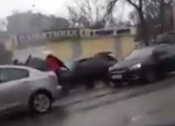 Полыхающая машина на улице Димитрова в Воронеже попала на видео