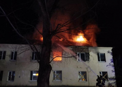 Жуткий пожар в заброшенном доме сняли в Воронеже 