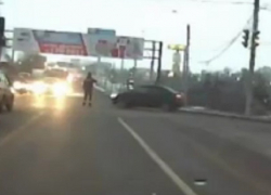 Глупое ДТП на глазах у полицейского в Воронеже сняли на видео