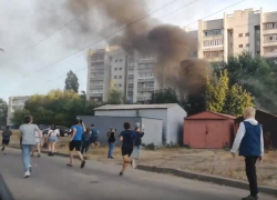 Пожар с черным дымом очаровал толпу детей в Воронеже