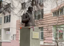 "Осквернителей" памятника Есенина застали на месте преступления в Воронеже