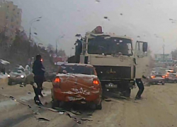 Везение перед неуправляемым МАЗом сняли на видео в Воронеже