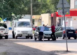 Автомобилисты устроили драку на проезжей части в Воронеже